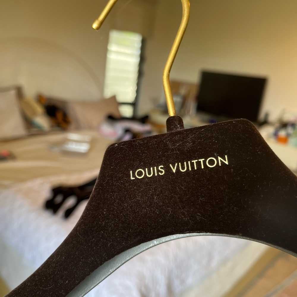 4 LV hangers